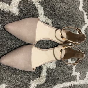 Pointed-toe Nude Flats